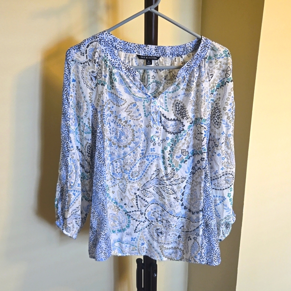 Ladies top.  Sz XL.   Lightweight Material.